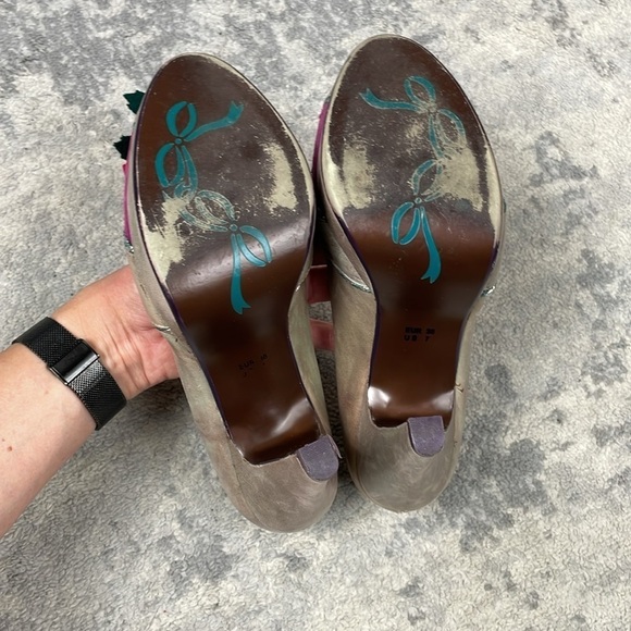 Poetic License Distressed Leather Floret Pom Pom Pumps Retro Heels Taupe Sz 7 - Picture 8 of 14